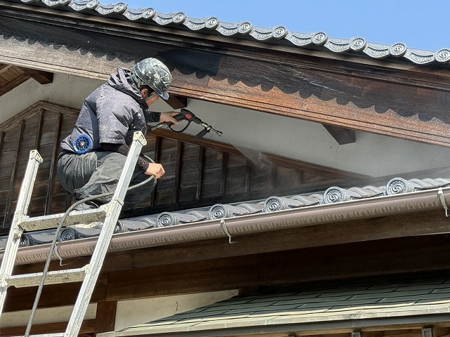 妻壁木部の高圧洗浄